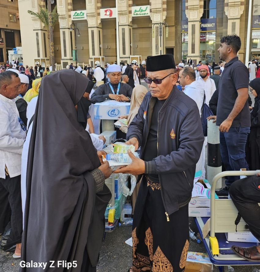 Ketum Pendawa H Ruslan Berbagi Jumat Berkah Bersama Jamaah Maher di Masjidil Haram Makkah