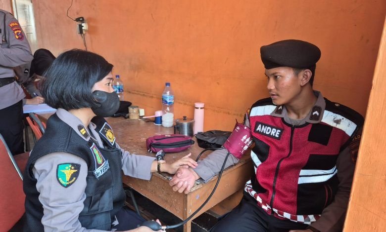 Bid Dokkes Polda Sumut Laksanakan Pemeriksaan Kesehatan Rutin untuk Personel Pengamanan di KPU dan Bawaslu