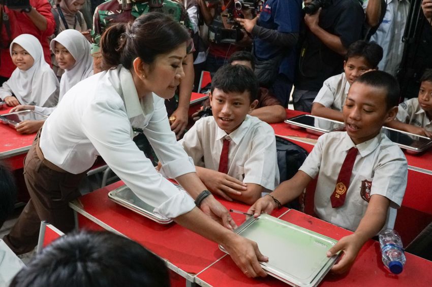 Menkomdigi Meutya Hafid Tinjau Pelaksanaan Makan Bergizi Gratis di Depok