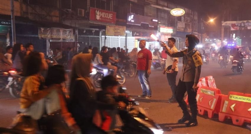 Malam pergantian Tahun, Kapolresta Deli Serdang Bersama Forkopimda Deli Serdang kunjungi Gereja dan pantau situasi Kamtibmas