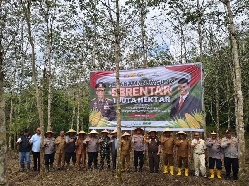 Asisten Pemerintahan Pakpak Bharat Robincen Habeahan Hadiri Penanaman Jagung 1Hektare SE Indonesia Di Desa Buluhtellang
