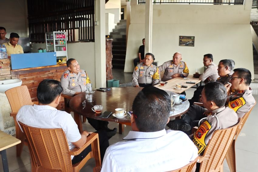 Ngopi membawa Rasa Kebersamaan yang Bermakna: AKBP Dr Wira Prayatna Ajak PJU Polres Padangsidimpuan Diskusikan Isu Penting