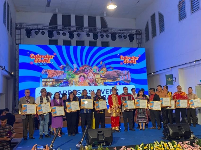 Pemkab Pakpak Bharat Terima Piagam Penghargaan dari Pj. Gubsu atas Sinergitas di Acara Peluncuran Calendar of Event 2025