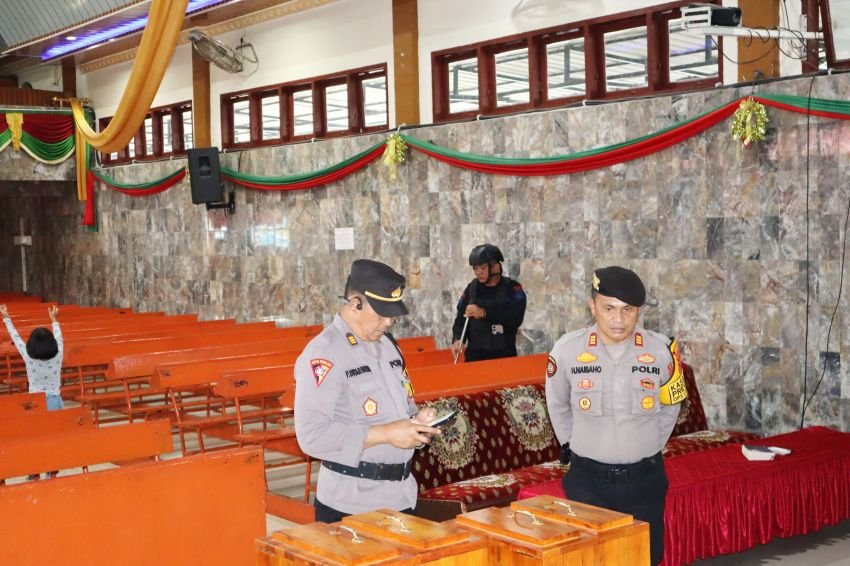 Sat Brimob Polda Sumut Batalyon C bersama Polres Padangsidimpuan Sterilisasi Gereja, AKBP Dr Wira Prayatna : Pastikan Situasi Aman dan Kondusif