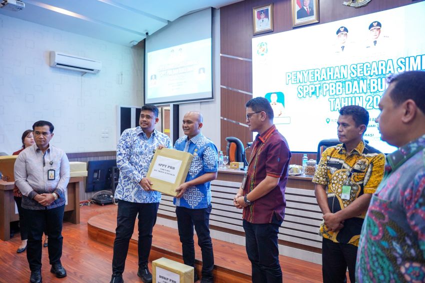 Serahkan SPPT PBB & DHKP 2025 Lebih Awal, Bobby Nasution: Segera Sampaikan kepada Masyarakat!