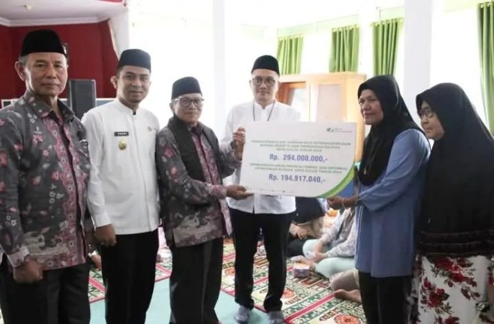 BAZNAS Kota Solok Menyaluran Zakat Serta Penyerahan Bantuan BPJS Ketenagakerjaan