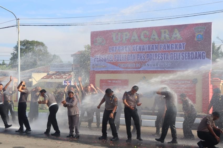 71 Personil Polresta Deli Serdang Mendapatkan Kenaikan Pangkat Setingkat Lebih Tinggi
