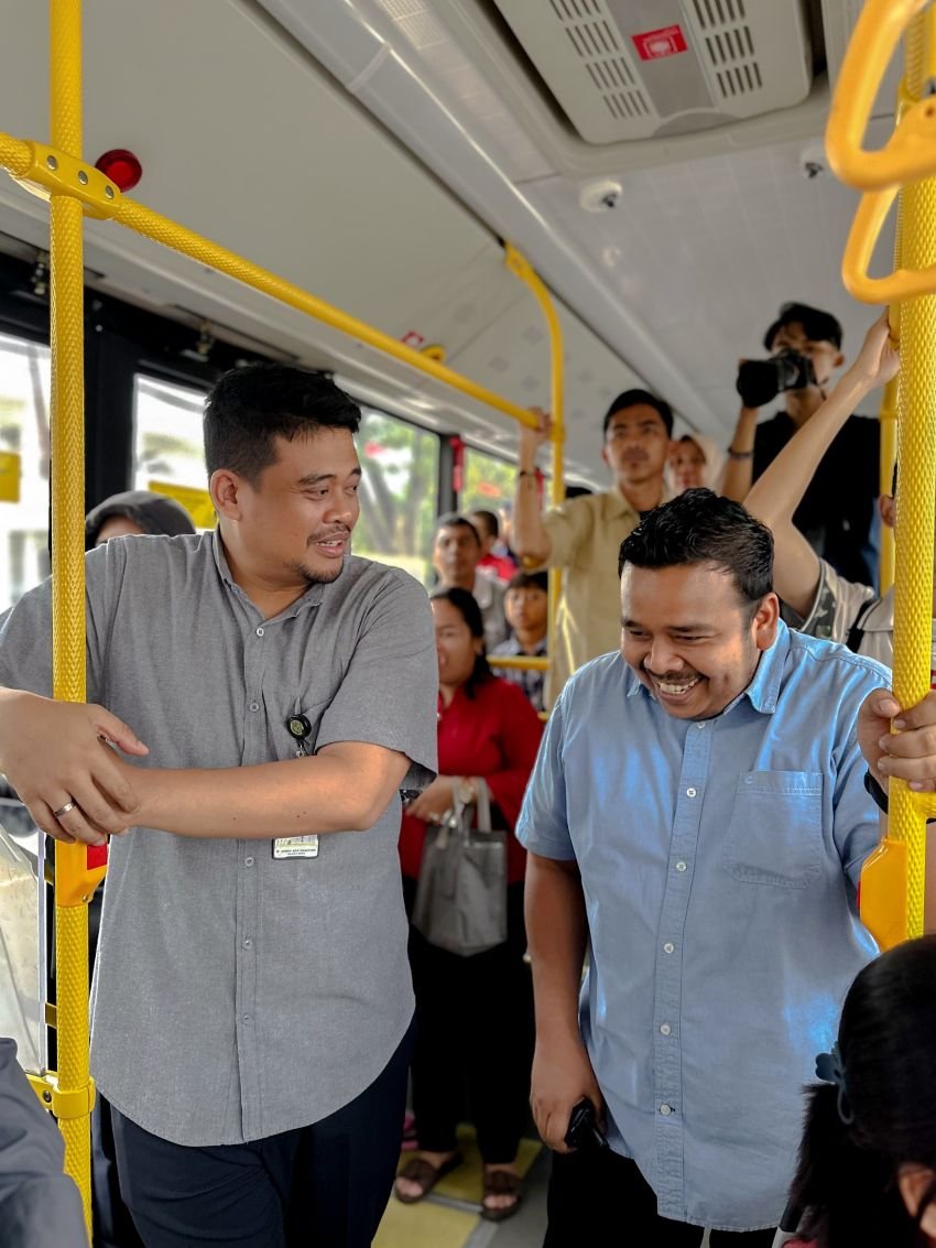 Dukung Program One Day No Car, Bobby Nasution Kerja Naik Bus Listrik