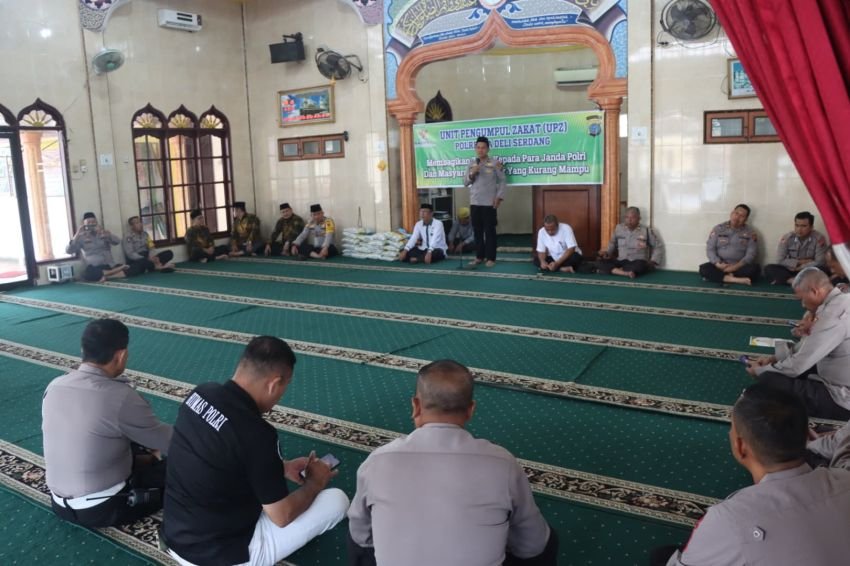 Baznas Deli Serdang dan Polresta DS Bagikan Zakat kepada Warakawuri dan Warga Kurang Mampu