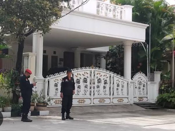 KPK Geledah Rumah Hasto Kristiyanto di Bekasi