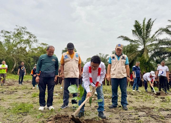 Dukung Penghijauan dan Pemberdayaan Ekonomi Masyarakat, Bank Sumut Gelar Gerakan Tanam Aren 2.500 Bibit Pohon di Pesantren Tarbiyah Islamiyah Amrullah