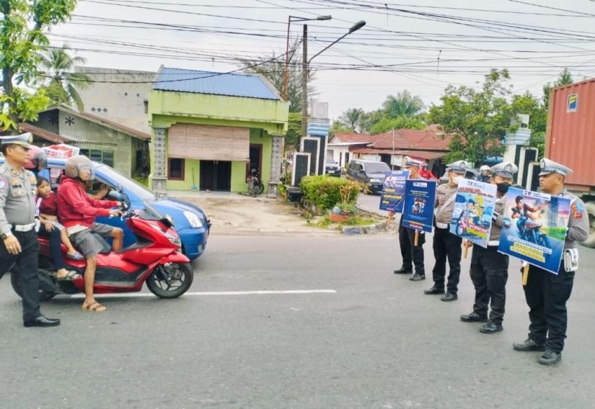 Ops Keselamatan Toba 2025 : Ubur-ubur Ikan Lele, Naik Sepeda Motor Pakai Helm Lee