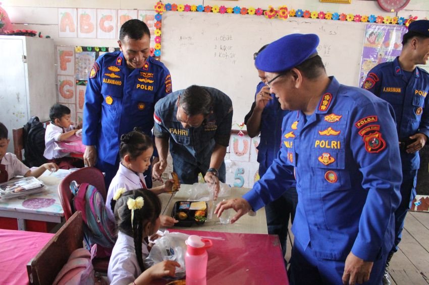 Ditpolairud Polda Sumut Gelar Bakti Sosial Makan Bergizi Gratis untuk Siswa SD di Kampung Nelayan Seberang