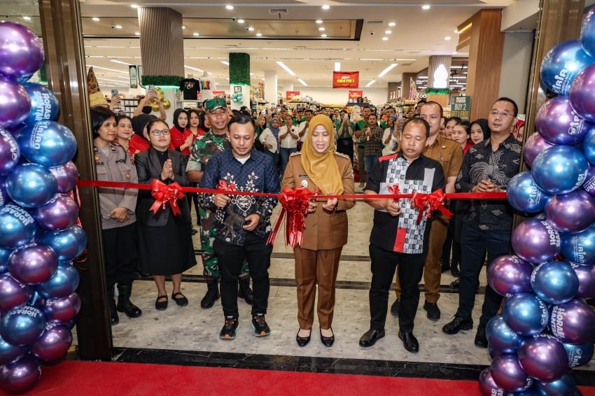 Wakil Wali Kota meresmikan Irian Supermarket dan Departement Store tempat Perbelanjaan Modern di Siantar