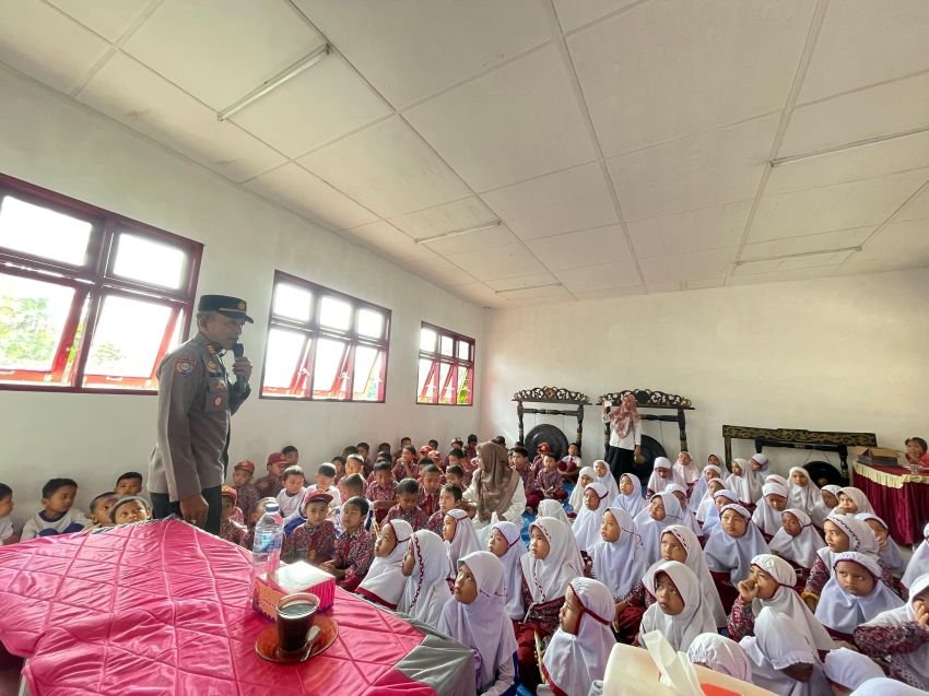 Polres Padangsidimpuan Gelar Sosialisasi Kesadaran Hukum di SD Negeri 200309: Cegah Pungli, Narkoba, dan Lindungi Anak