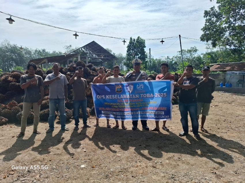 Sosialisasi Keselamatan bagi Pengendara Truk dalam Operasi Keselamatan Toba 2025,Kasat Lantas AKP Tongan Siregar : Berhati-hati Dalam Mengemudi