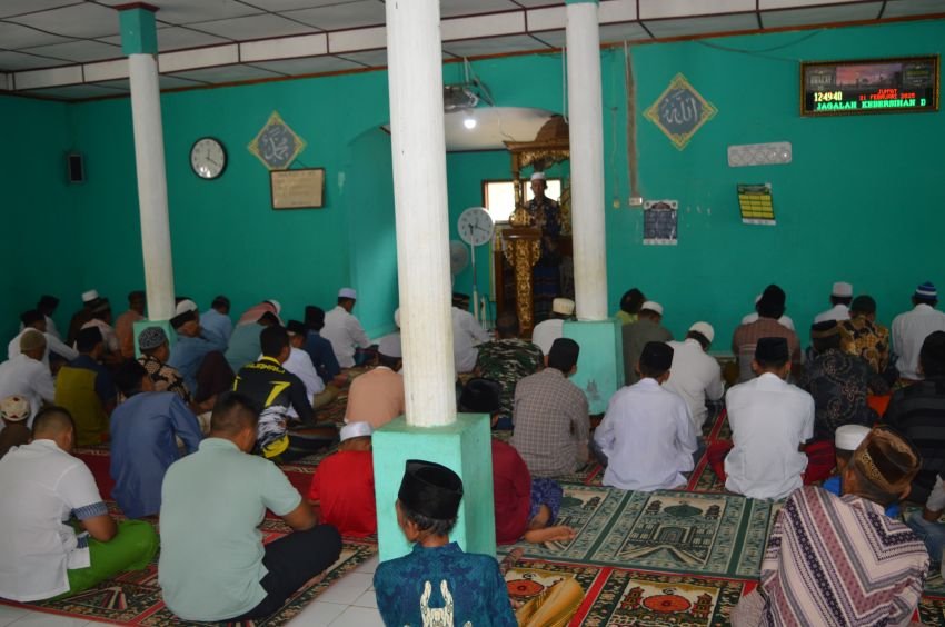 Satgas TMMD ke-123 Laksanakan Sholat Jumat di Masjid Al-Hidayatul Muttaqin, Dandim 0212/Tapsel: "TNI Hadir Bukan Hanya Membangun, Tapi Juga Menjalin K