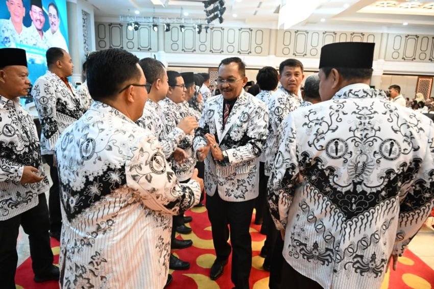 Lantik Pengurus Perangkat Kelengkapan Organisasi PGRI Sumut, Ilyas Sitorus Berharap Dapat Melakukan Penguatan Organisasi.