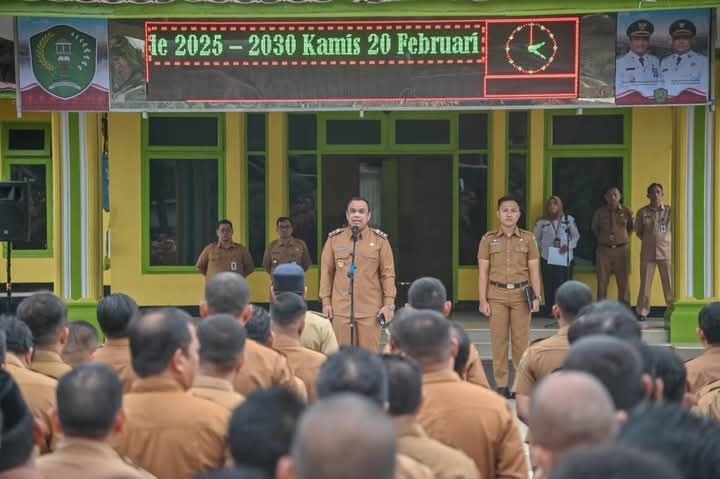 Harry Pahlevi Pimpin Apel Gabungan di Hari Pertama Kerja di Halaman Kantor Walikota Padangsidimpuan
