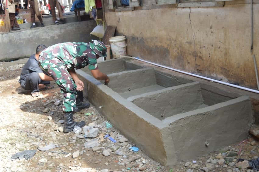 Meningkatkan Ekonomi Warga, Satgas TMMD ke-123 Kodim 0212/Tapsel Bantu Pembuatan Kolam Ikan di Desa Pintu Padang