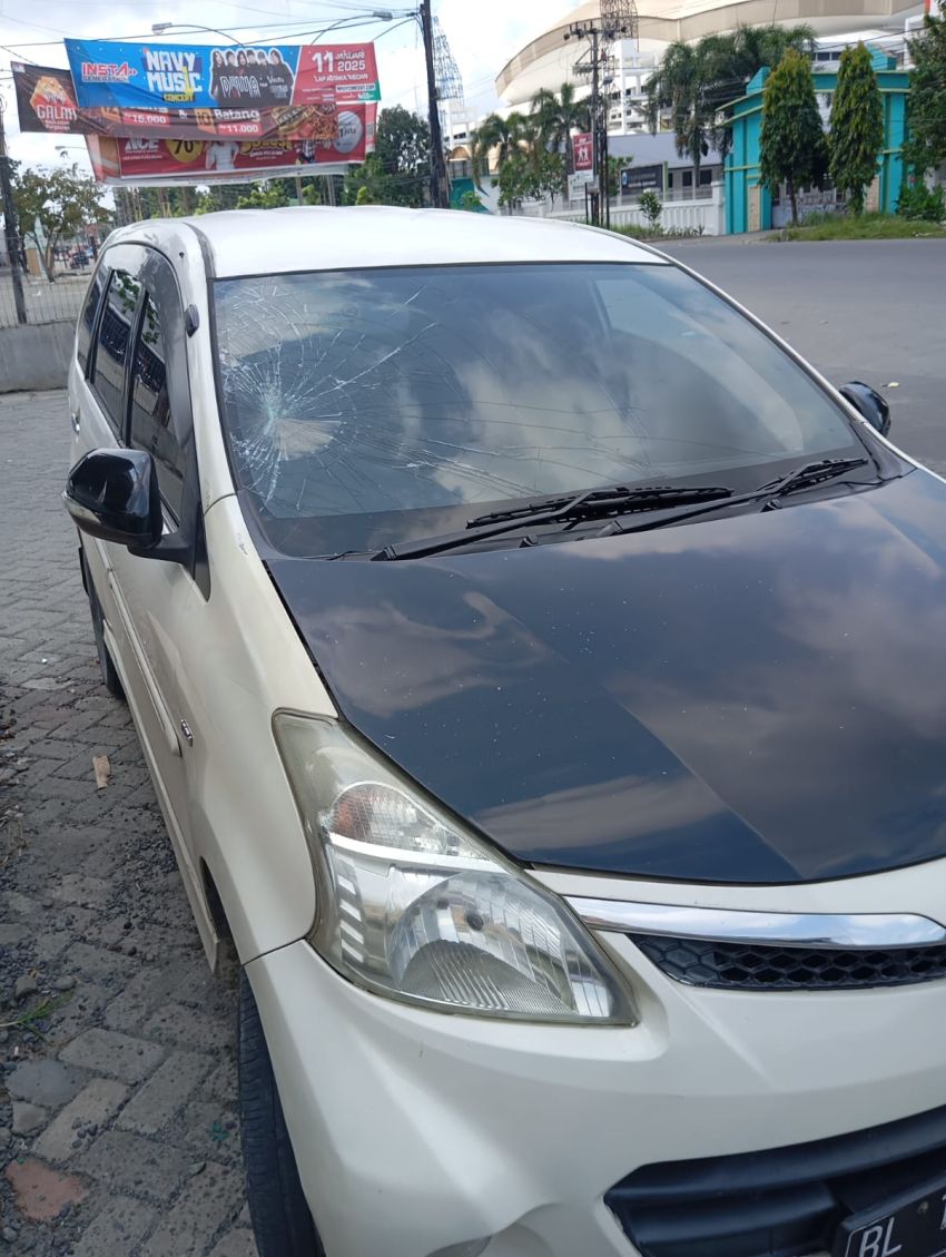 Mobil Grab Online Ditimpa Portal di Kawasan MMTC, Manajemen Tak Bertanggungjawab