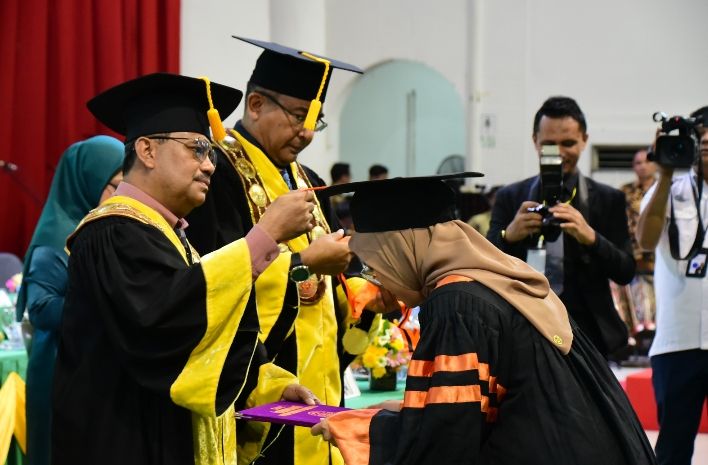 Rektor Unimed Wisuda 1.416 Lulusan