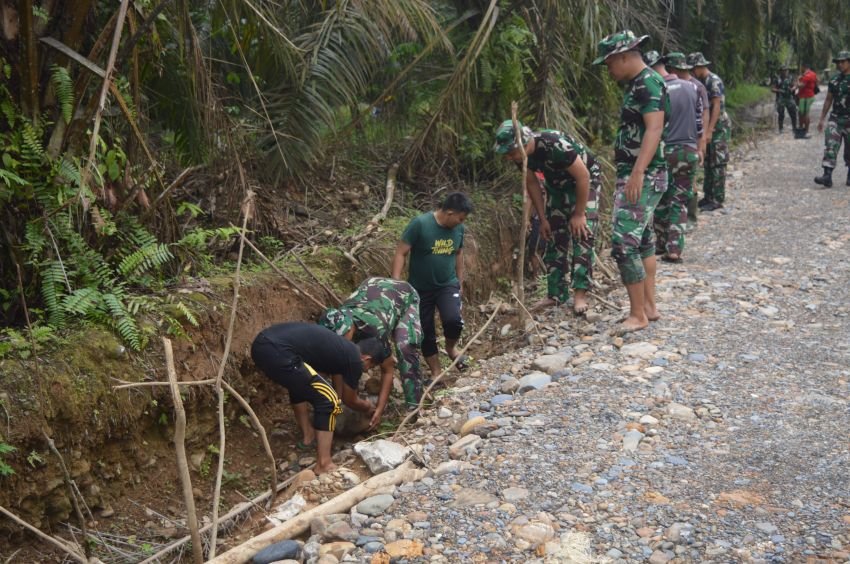 Berbakti Kepada Rakyat, Satgas TMMD ke-123 Kodim 0212/Tapsel Bersama Warga Gotong Royong Perbaiki Jalan di Pintu Padang Palas