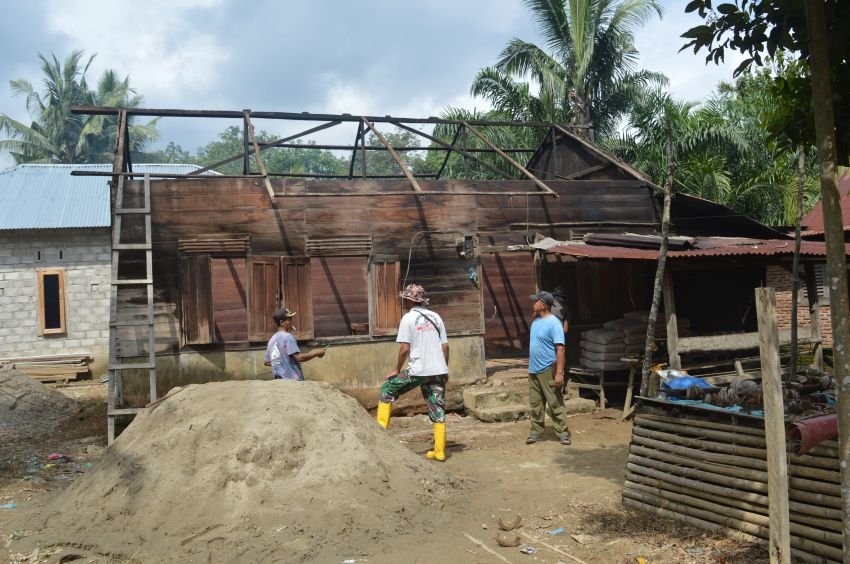 Harapan Baru untuk Ibu Timas: Rumahnya Dapat Renovasi Berkat TMMD ke-123 Kodim 0212/Tapsel