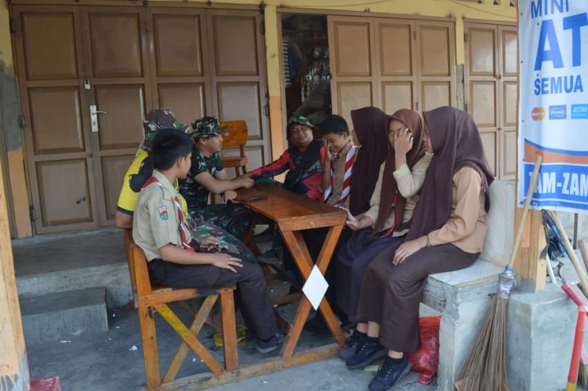 Inspirasi dari Satgas TMMD: Praka Boy Siregar Berbagi Semangat dengan Siswa SMP di Ulu Barumun Palas