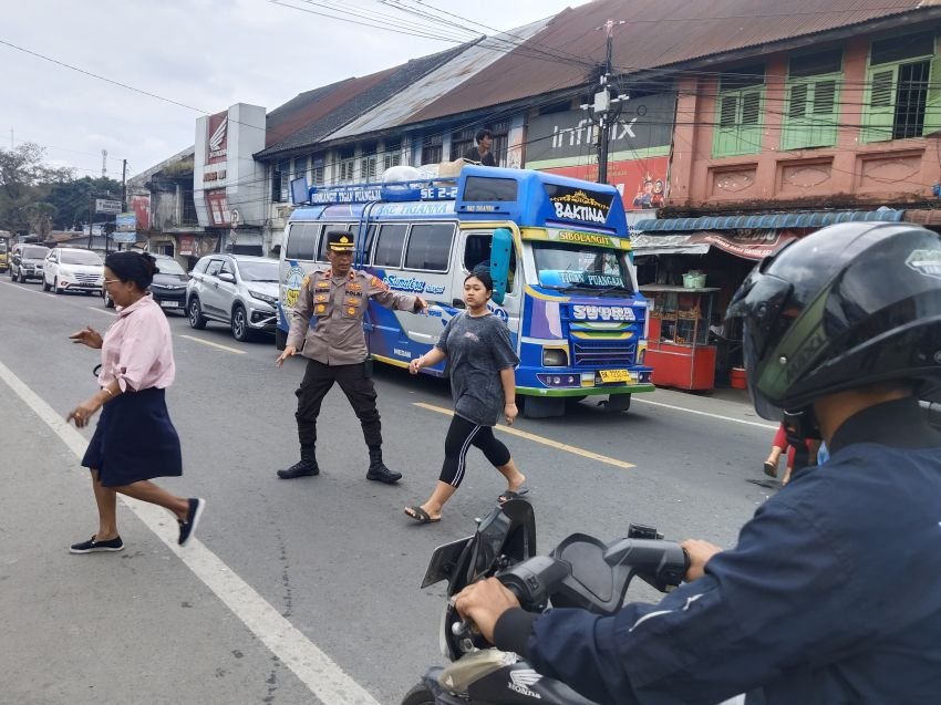 Kapolsek Pancur Batu Turun Langsung Mengatur Lalu Lintas di Pasar Pancur Batu