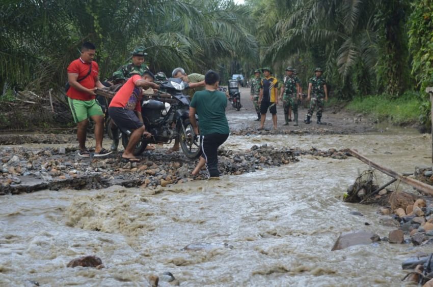 Semangat Pengabdian! Aksi Heroik Satgas TMMD Kodim 0212/Tapsel Bantu Warga Seberangi Sungai