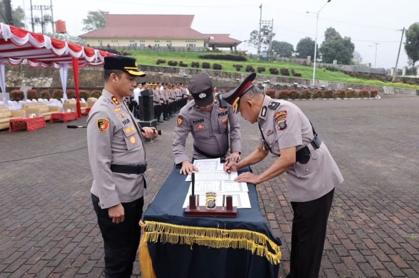 Kapolres Tapsel Pimpin Upacara Sertijab Kabag Ops dan Kabag SDM, AKBP Yasir : Pentingnya Profesionalisme dan Integritas dalam Menjalankan Tugas