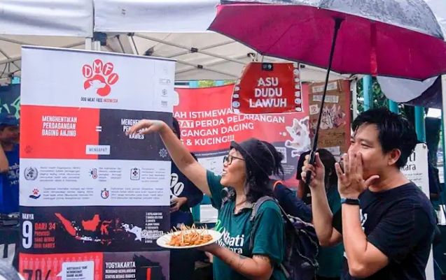 Aksi Damai DMFI, Nabati Nusantara, dan BawahSkor: Hentikan Perdagangan DagingAnjing, Wujudkan Konsumsi Tanpa Kekejaman!