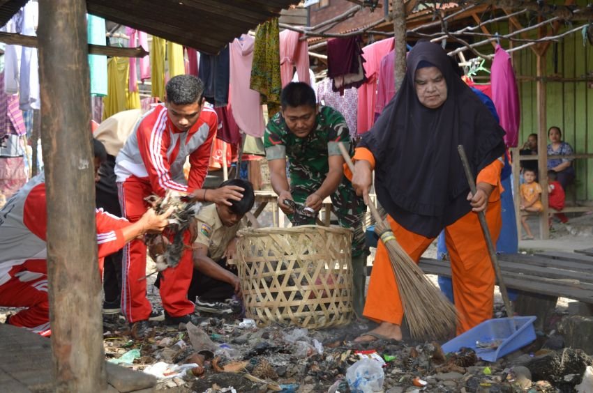 Aksi Seru Satgas TMMD ke-123 Kodim 0212/Tapsel: Bersih-Bersih Pasar Paringgonan Palas bersama Warga dan Pelajar