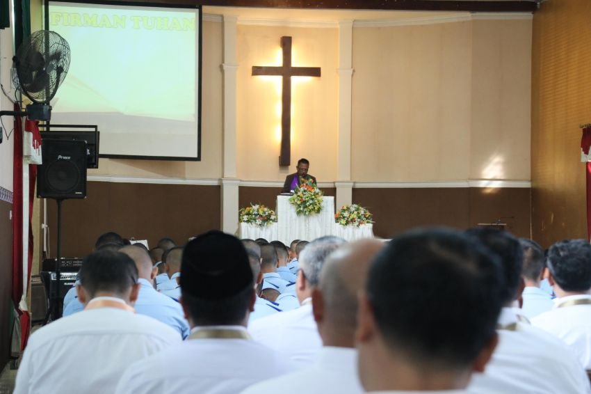 Wali Kota mengikuti ibadah Minggu bersama kepala daerah lainnya yang beragama Kristen Protestan