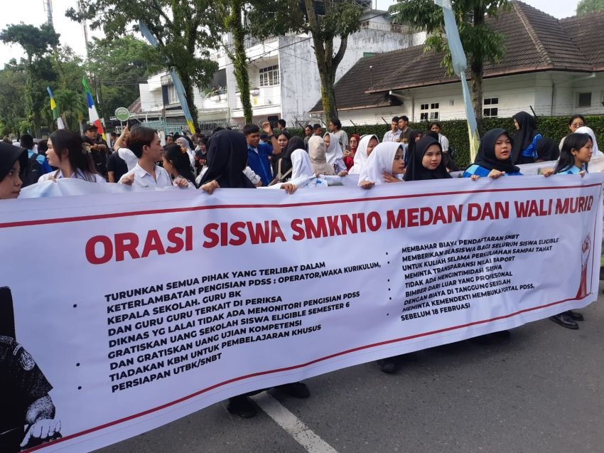 Siswa SMKN 10 Medan Blokir Jalan Cik Ditiro, Tuntut Kepala Sekolah Lengser