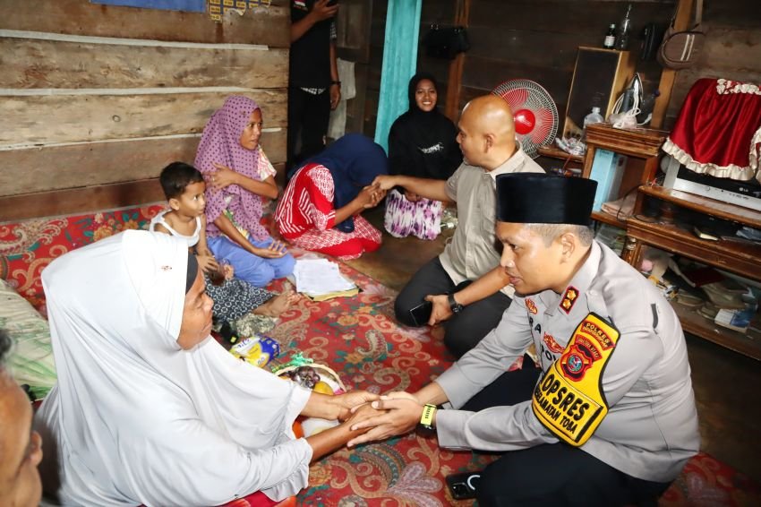 Kapolres Padangsidimpuan Jenguk Balita Penderita Infeksi Usus,AKBP Dr Wira Prayatna Berikan Bantuan dan Dukungan