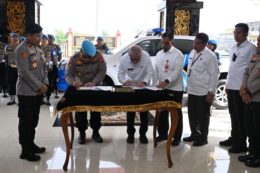 Pemprov Sumut Serahkan Hibah Mobil Dinas untuk Polda Sumut