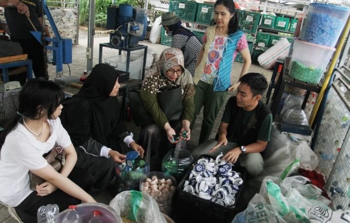 Smartfren Kolaborasi dengan Kertabumi untuk Beri Pelatihan Daur Ulang Sampah