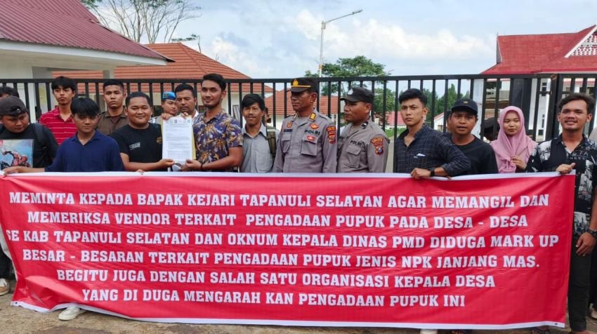 Bawa Nama Petinggi Institusi Polri dan Sedot ADD Dugaan Mark Up Pupuk Hingga Milyaran, Gabungan Mahasiswa Unras di Kejari Tapsel sampai Masukkan Dumas