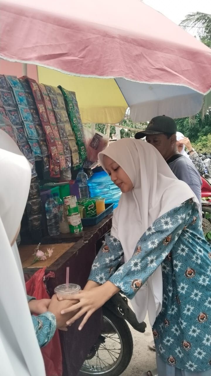 Kisah Aini Siswi Madrasah Berprestasi, Bantu Ayah Jualan Es di Sekolah