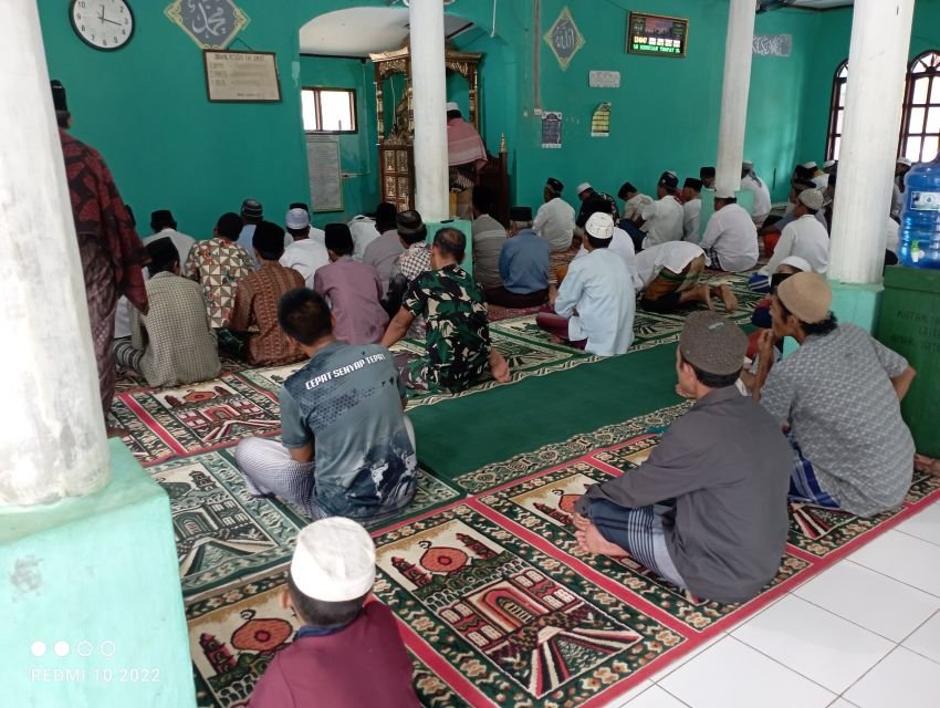 Harmonisnya antara TNI TMMD ke 123 dan Masyarakat saat Sholat Jum'at Berjama'ah di Masjid Al-Hidayatul Muttaqin Desa Pintu Padang Palas