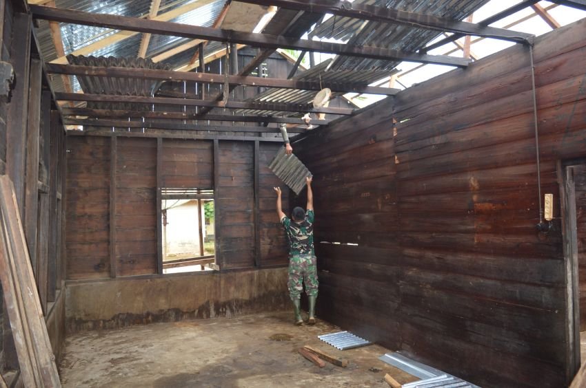 Mata Berkaca-kaca Ibu Timas Nasution Ucapkan Terimakasih Kepada Satgas TMMD ke-123 Kodim 0212/Tapsel