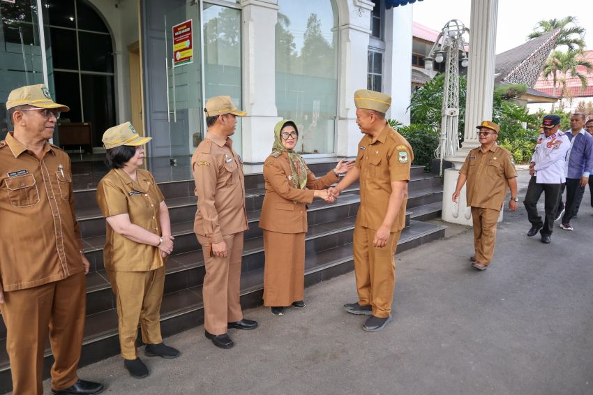 Wali Kota memimpin apel pagi terakhir di Balai Kota Pematangsiantar, Jalan Merdeka