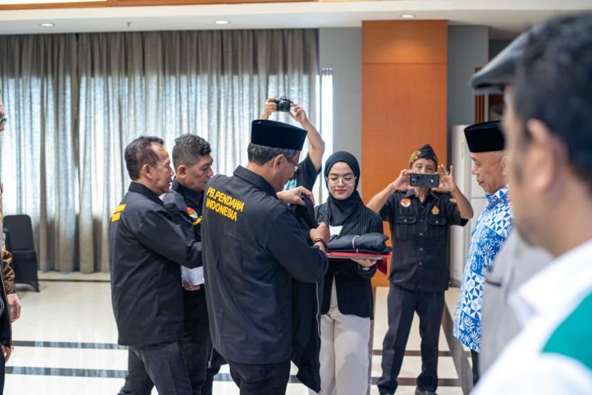 Ketum PB Pendawa Indonesia Berikan Jaket Pendawa kepada Lima Tokoh Nasional