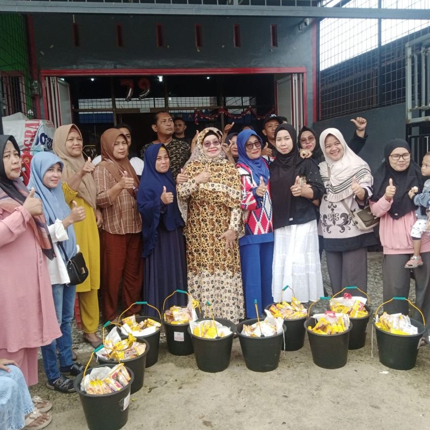 Kantor Hukum TRIFA Jum'at Barokah Kepada Ratusan Masyarakat Dhuafa