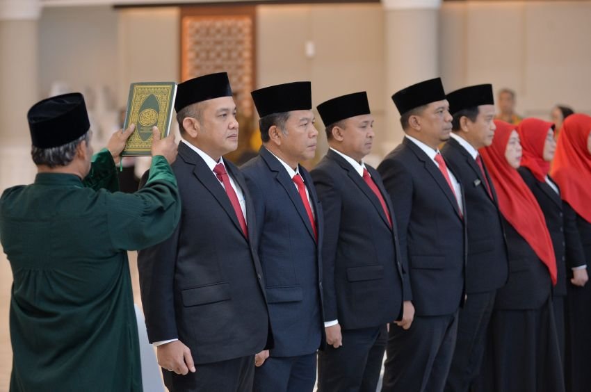 Surya Lantik 12 Pejabat Eselon II, Tiga Pejabat Import dari Medan