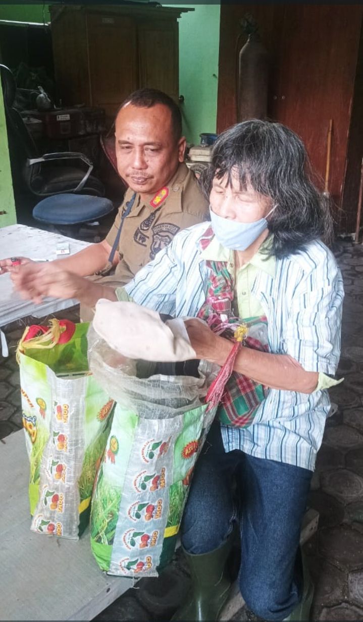 Diduga Gepeng, Satpol PP Amankan Wanita Bawa Parang