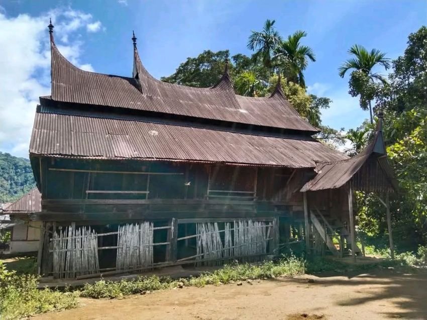 RUMAH GADANG SUKU NASUTION DI ALAM MINANGKABAU