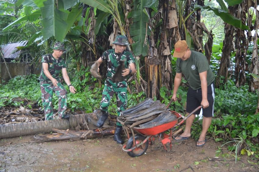 Satgas TMMD ke-123 Bantu Warga Selamatkan Kayu Bakar dari Hujan Deras di Palas